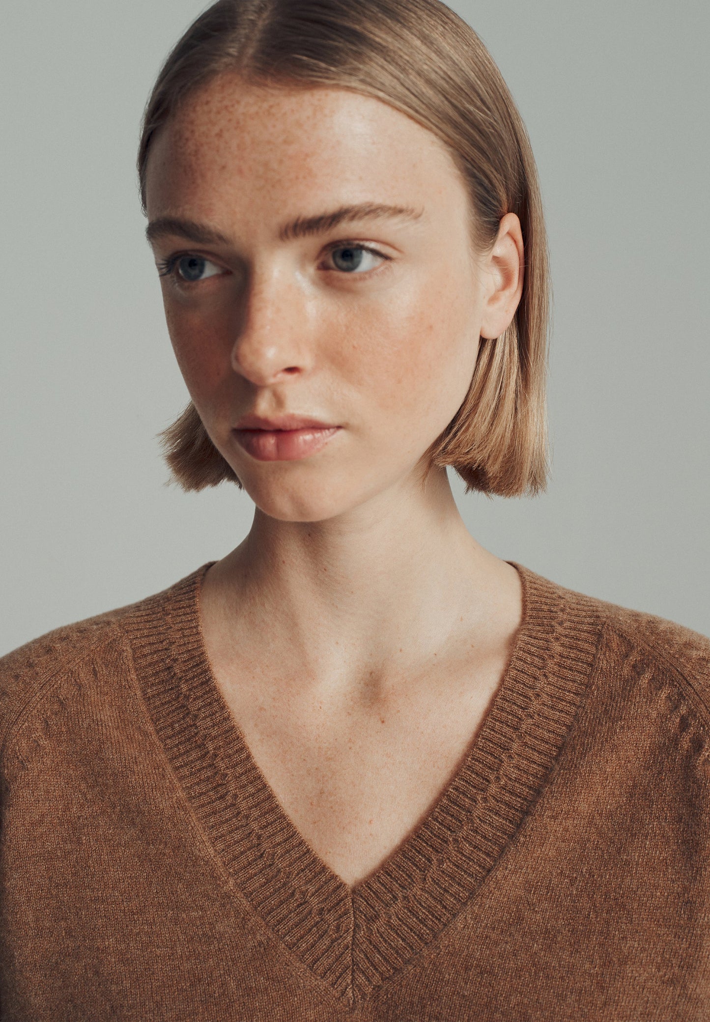 V-NECK 100% CASHMERE SWEATER