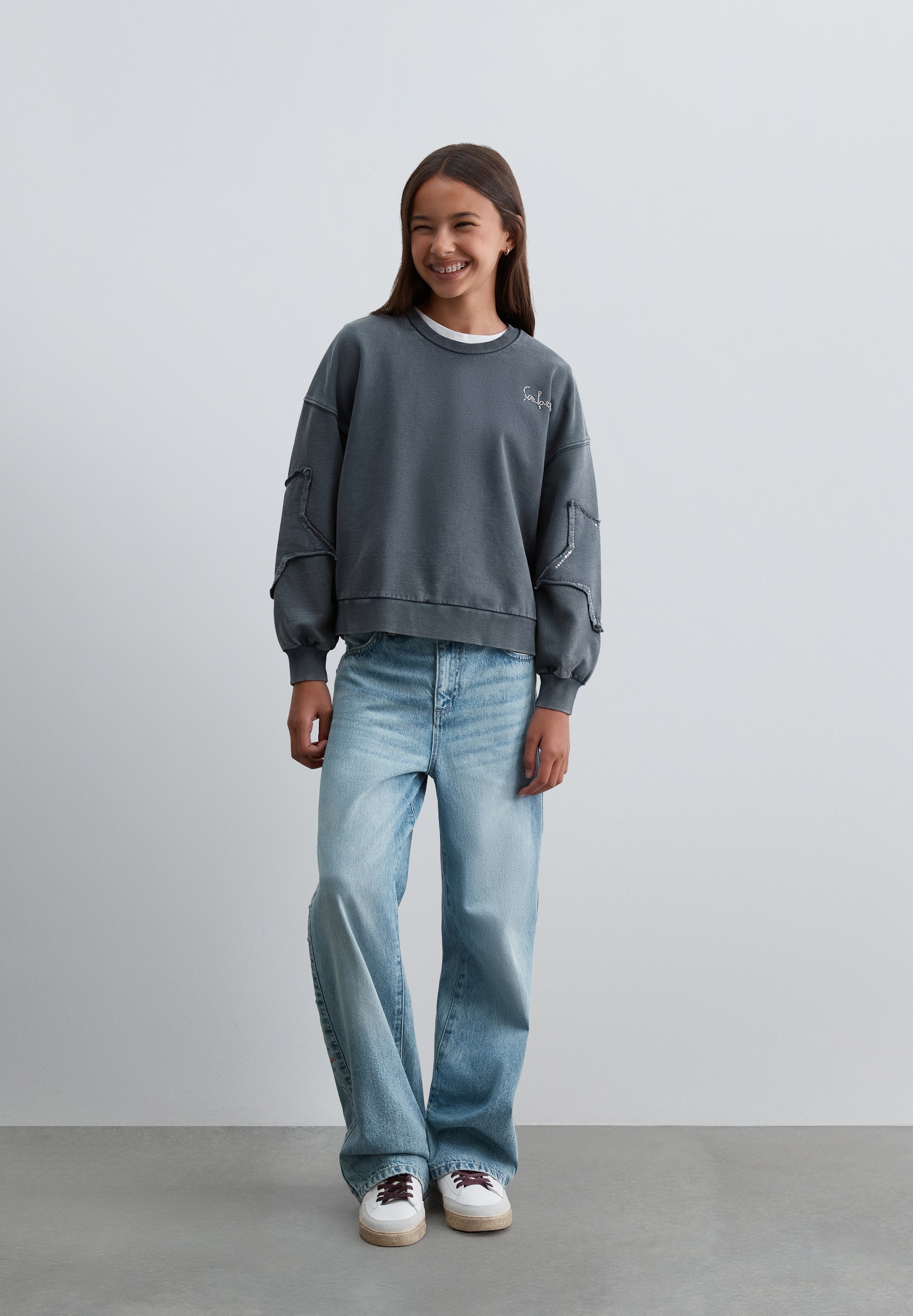SWEATSHIRT WITH DETAIL ON THE SLEEVE