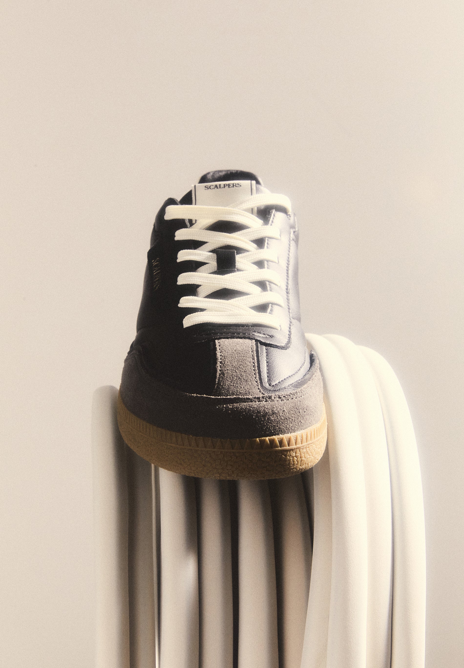 LEATHER TRAINER WITH CONTRAST SOLE